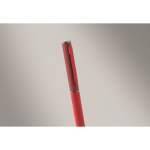 Penna in alluminio riciclato con meccanismo a rotazione e finitura gommata color rosso seconda vista fotografica