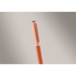 Penna in alluminio riciclato con meccanismo a rotazione e finitura gommata color arancione seconda vista fotografica