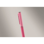 Penna in alluminio riciclato con meccanismo a rotazione e finitura gommata color fucsia terza vista fotografica