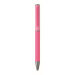 Penna in alluminio riciclato con meccanismo a rotazione e finitura gommata color fucsia quarta vista