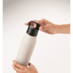 Bottiglia termica in acciaio inox riciclato con manico e tappo facile 500 ml color bianco seconda vista fotografica