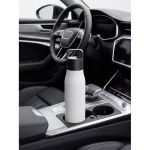 Bottiglia termica in acciaio inox riciclato con manico e tappo facile 500 ml color bianco seconda vista ambiente