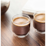 Set da 2 tazze da caffè in vetro con fascia in legno di noce 120 ml color legno seconda vista ambiente
