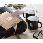 Set regalo con coperta in pile e due tazze metalliche smaltate da 350 ml color nero seconda vista ambiente principale