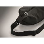 Borsa a tracolla urbana in nylon idrorepellente con tracolla regolabile color nero terza vista fotografica