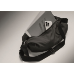 Borsa a tracolla urbana in nylon idrorepellente con tracolla regolabile color nero quarta vista fotografica