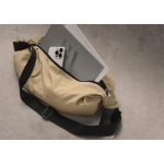 Borsa a tracolla urbana in nylon idrorepellente con tracolla regolabile color cachi terza vista ambiente