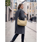 Borsa a tracolla urbana in nylon idrorepellente con tracolla regolabile color cachi terza vista ambiente