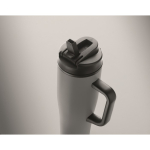 Bicchiere termico in acciaio inox riciclato antigoccia con manico e cannuccia 900 ml color grigio terza vista fotografica