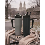 Bicchiere termico in acciaio inox riciclato antigoccia con manico e cannuccia 900 ml color grigio vista ambiente