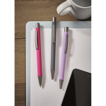 Penna a scatto in alluminio riciclato con finitura gommata e inchiostro blu color grigio scuro vista ambiente