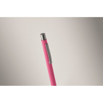 Penna a scatto in alluminio riciclato con finitura gommata e inchiostro blu color fucsia quarta vista fotografica