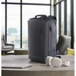 Zaino per laptop con dettagli in PU e fascia per trolley 15'' color blu vista ambiente