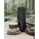 Macchina da caffè portatile per caffè macinato e capsule compatibili 1.800mAh color nero vista ambiente
