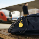 Localizzatore BT resistente all’acqua con allarme sonoro Chipolo color giallo immagine stile di vita