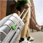 Localizzatore BT resistente all’acqua con allarme sonoro Chipolo color verde immagine stile di vita 2