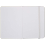 Taccuino A7 con copertina rigida in similpelle, chiusura elastica e pagine a righe color bianco terza vista frontale