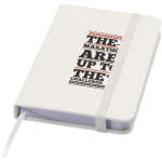 Taccuino A7 con copertina rigida in similpelle, chiusura elastica e pagine a righe color bianco vista con stampa tampografica