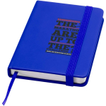 Taccuino A7 con copertina rigida in similpelle, chiusura elastica e pagine a righe color blu reale vista con stampa tampografica