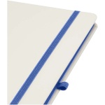 Taccuino A5 con copertina rigida, chiusura elastica e finitura morbida al tatto, pagine a righe color blu reale vista dettaglio 1