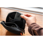 Caricatore da viaggio rapido con porte USB-C e USB-A 65W Xtorm color nero immagine stile di vita