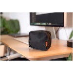 Caricatore da viaggio rapido con porte USB-C e USB-A 65W Xtorm color nero immagine stile di vita 2