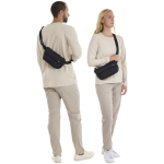 Borsa a tracolla versatile con doppio scomparto 2L Thule color nero immagine stile di vita 2