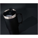 Tazza termica con coperchio antirovesciamento e doppia parete 473ml Stanley color nero immagine stile di vita 2