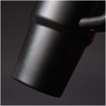 Bicchiere termico Stanley da 890 ml con coperchio girevole e cannuccia riutilizzabile color nero vista dettaglio 3