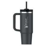 Bicchiere termico Stanley da 890 ml con coperchio girevole e cannuccia riutilizzabile color nero vista con logo stampato 2