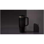 Bicchiere termico Stanley da 890 ml con coperchio girevole e cannuccia riutilizzabile color nero immagine stile di vita 2