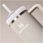 Bicchiere termico Stanley da 890 ml con coperchio girevole e cannuccia riutilizzabile color grigio vista dettaglio 1