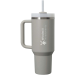 Bicchiere termico Stanley da 890 ml con coperchio girevole e cannuccia riutilizzabile color grigio vista con logo stampato 2