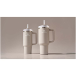 Bicchiere termico Stanley da 890 ml con coperchio girevole e cannuccia riutilizzabile color grigio immagine stile di vita