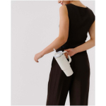 Bicchiere termico Stanley da 890 ml con coperchio girevole e cannuccia riutilizzabile color beige immagine stile di vita
