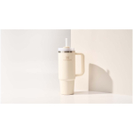 Bicchiere termico Stanley da 890 ml con coperchio girevole e cannuccia riutilizzabile color beige immagine stile di vita 2