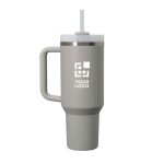 Bicchiere termico Stanley da 890 ml con coperchio girevole e cannuccia riutilizzabile vista area di stampa