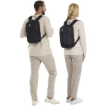 Zaino compatto Thule da 12 L per l'uso quotidiano con dettagli riflettenti color nero immagine stile di vita