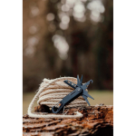 Multitool con 12 funzioni e moschettone Nordic Drift Adventure color nero vista ambiente