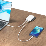 Caricatore piatto ultrafine con spine da viaggio e USB-C 65W color bianco vista ambiente