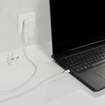 Caricatore piatto ultrafine con spine da viaggio e USB-C 65W color bianco vista ambiente 2