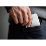 Powerbank magnetico QI2.2 ultrasottile in alluminio riciclato 5000 mAh color argento vista ambiente