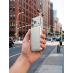 Powerbank magnetico QI2.2 ultrasottile in alluminio riciclato 5000 mAh color argento vista ambiente 2