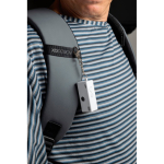 Fotocamera istantanea stile portachiavi con schermo a colori e USB-C 720P color bianco vista ambiente