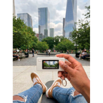 Fotocamera istantanea stile portachiavi con schermo a colori e USB-C 720P color bianco vista ambiente 3