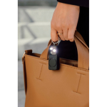 Allarme personale compatto ricaricabile via USB-C con luce LED 150 dB color nero vista ambiente 2