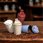 Tazza termica in plastica per caffè con coperchio antigoccia 220 ml color nero vista ambiente