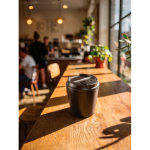 Tazza termica in plastica per caffè con coperchio antigoccia 220 ml color nero vista ambiente 2