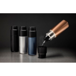 Thermos con tazza integrata antigoccia e isolamento sottovuoto 500 ml color tortora vista ambiente
