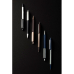 Penna a sfera triangolare in plastica riciclata con clic, inchiostro blu color nero vista ambiente